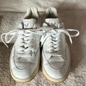 Veja V12 9 40 white sneaker gently used